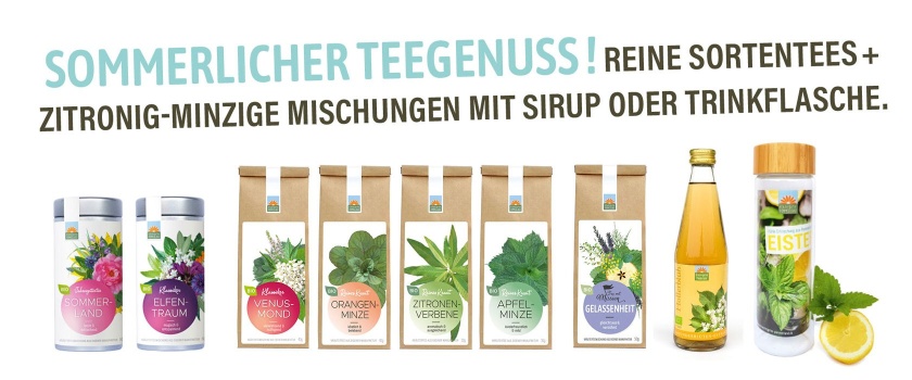 Sommerlicher Teegenuss vom Kräutergarten Pommerland – abgebildet sind Bio-Kräutertees in Dosen und Papiertüten, Holunderblütensirup, Zitronenscheiben und Glasflasche für Eistee.