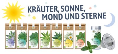 Bild mit sieben farbenfrohen, reinen feinen Bio-Kräutertees von Kräutergarten Pommerland in der Papiertüte sowie ein Set aus einem Planetenteesieb mit einer Dose Nanaminze. Schriftzug: Kräuter, Sonne, Mond und Sterne.