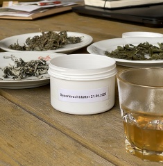 Fermentierte Kräutertees von Kräutergarten Pommerland – Teeproben von Bio-Kräutertees nach Schwarztee-Art werden begutachtet. Handgemacht in Mecklenburg-Vorpommern.