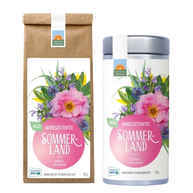 Sommerland Bio-Kräutertee vom Kräutergarten Pommerland – abgebildet als 40 g Papiertüte und 50 g Teedose. Leicht & erfrischend, mit Zitronengras, Pfefferminze und Rosenblüten. Handgemacht in Mecklenburg-Vorpommern, sommerlicher Tee voller Lebensfreude.