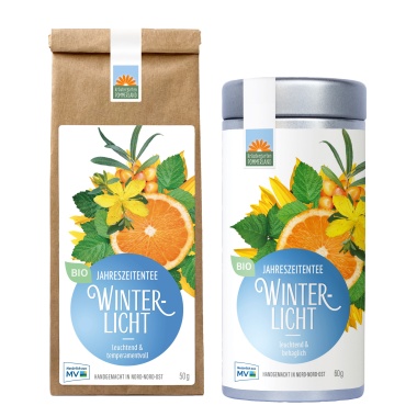 Winterlicht Bio-Kräutertee vom Kräutergarten Pommerland – abgebildet als 50 g Papiertüte und 50 g Teedose. Leuchtend & temperamentvoll, mit Sanddorn, Orangenschale und Johanniskraut. Handgemacht in Mecklenburg-Vorpommern, wohliger Bio-Tee für die Winterzeit.
