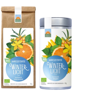Winterlicht Bio-Kräutertee vom Kräutergarten Pommerland – abgebildet als 50 g Papiertüte und 60 g Teedose. Leuchtend & temperamentvoll, mit Sanddorn, Orangenschale und Johanniskraut. Handgemacht in Mecklenburg-Vorpommern, wohliger Bio-Tee für die Winterzeit.
