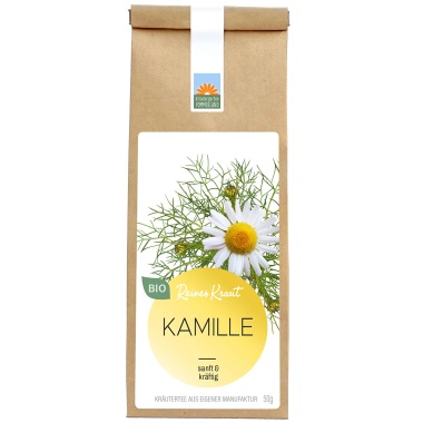 Kamille Bio-Kräutertee vom Kräutergarten Pommerland in der 50 g Papiertüte – sanft & kräftig. Handgemacht in Mecklenburg-Vorpommern aus ganzen Kamillenblüten.