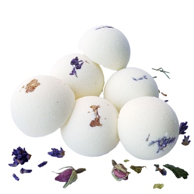 Badekugeln vom Kräutergarten Pommerland – handgefertigte, weiße Badekugeln mit getrockneten Blüten von Rose, Lavendel und Malve. Natürlich pflegend mit Kakaobutter und Milch, liebevoll hergestellt in Mecklenburg-Vorpommern.