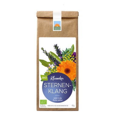 Sternenklang Bio-Abendtee von Kräutergarten Pommerland – erhältlich als 40 g Papiertüte mit blumigem Etikett. Mild & beruhigend, handgemacht in Mecklenburg-Vorpommern, für kleine und große Träumer.