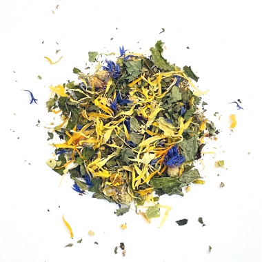 Elfentraum Bio-Kräutertee lose – magische und entspannende Mischung aus Zitronenmelisse, Ringelblumenblüte, Lindenblüte, Pfefferminze, Ysop, Salbei, Holunderblüte, Malve, Kornblumenblüte. Handgemacht in Mecklenburg-Vorpommern von Kräutergarten Pommerland.