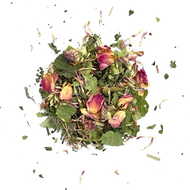 Frühlingsdüfte – Bio-Kräutertee lose – ein guter Freund in Fastenzeiten mit Birkenblätter, Löwenzahnwurzel, Brennnesselblätter, Zitronenmelisse, Rotkleeblüte, Zitronengras, Rosenblüte. Handgemacht in Mecklenburg-Vorpommern von Kräutergarten Pommerland.