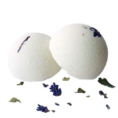 Badekugel Mediterran vom Kräutergarten Pommerland – handgefertigte, weiße Badekugeln mit getrockneten Blüten von Malve. Natürlich pflegend mit Kakaobutter und Milch, liebevoll hergestellt in Mecklenburg-Vorpommern.