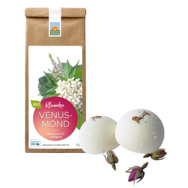 Set aus Bio-Kräutertee Venusmond von Kräutergarten Pommerland in der Papiertüte und duftender Rosen-Badekugel. Handgemacht in Mecklenburg-Vorpommern, verwöhnend & kräftigend.